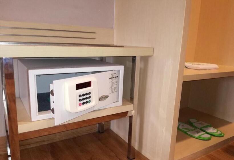 Люкс, Zest Jemursari By Swiss Belhotel International