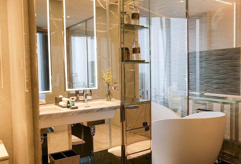 سوئیت با چشم‌انداز, J Hotel, Shanghai Tower   Above All Else, Overlooking The Bund