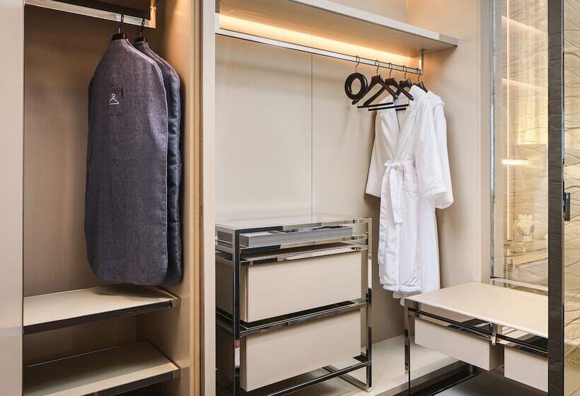 Люкс, J Hotel, Shanghai Tower   Above All Else, Overlooking The Bund