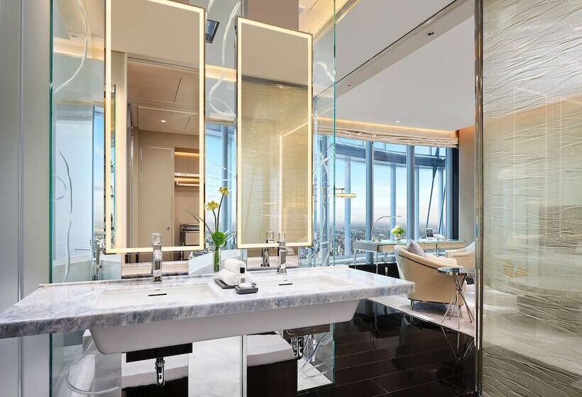 Люкс, J Hotel, Shanghai Tower   Above All Else, Overlooking The Bund
