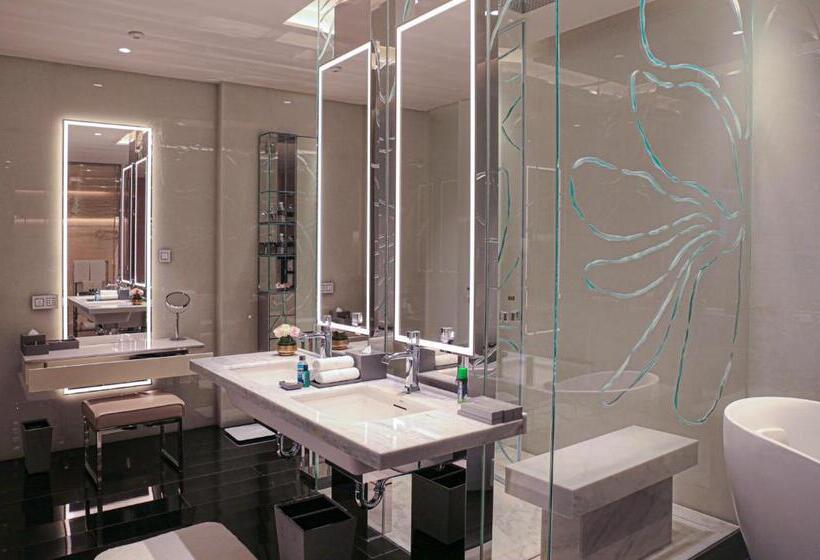 Люкс с Видом, J Hotel, Shanghai Tower   Above All Else, Overlooking The Bund