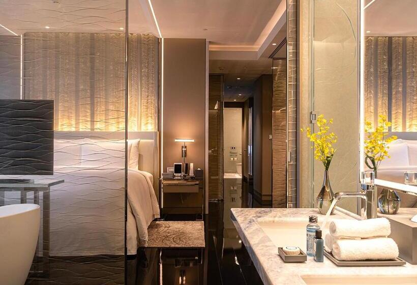 Люкс Вид на Реку, J Hotel, Shanghai Tower   Above All Else, Overlooking The Bund