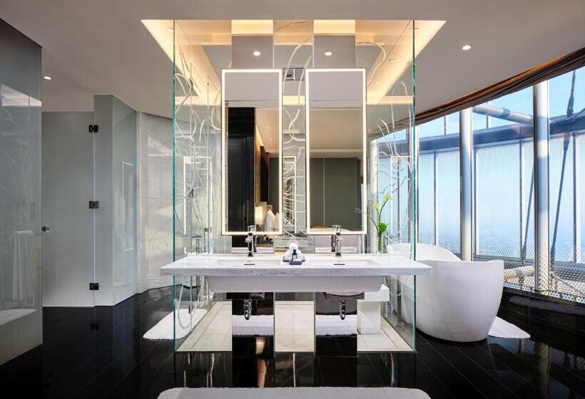 Люкс, J Hotel, Shanghai Tower   Above All Else, Overlooking The Bund