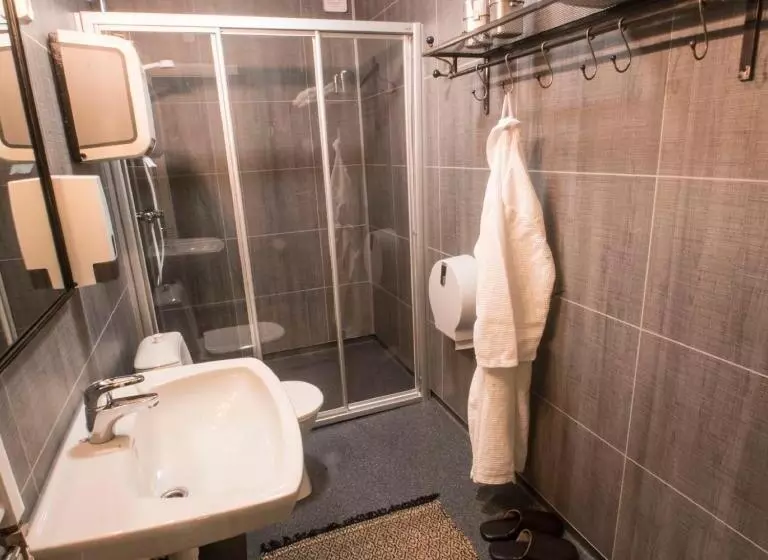 バス共有のスタンダードルーム, Coal Miners’ Cabins