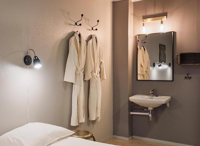 اتاق استاندارد با سرویس بهداشتی مشترک, Coal Miners’ Cabins