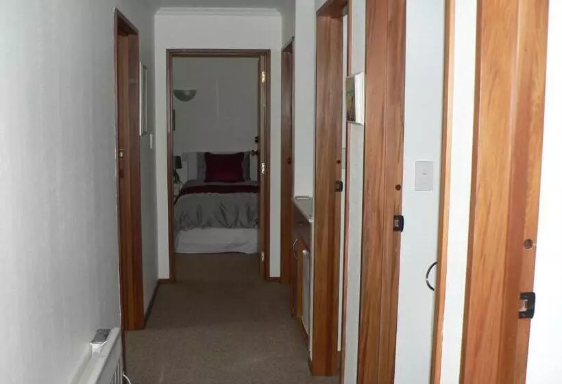 Standard Kolmen Hengen Huone Puutarhanäkymä, Avarest Bed & Breakfast