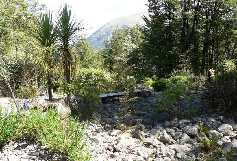 Трехместный Номер Стандарт Вид на Сад, Avarest Bed & Breakfast