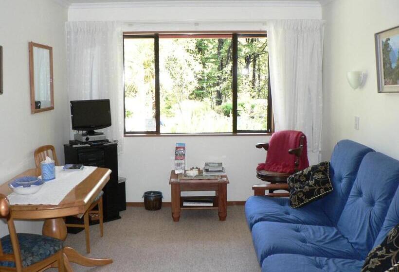 Трехместный Номер Стандарт Вид на Сад, Avarest Bed & Breakfast