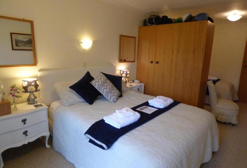 Трехместный Номер Стандарт Вид на Сад, Avarest Bed & Breakfast