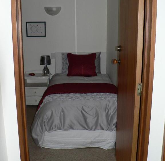 Трехместный Номер Стандарт Вид на Сад, Avarest Bed & Breakfast