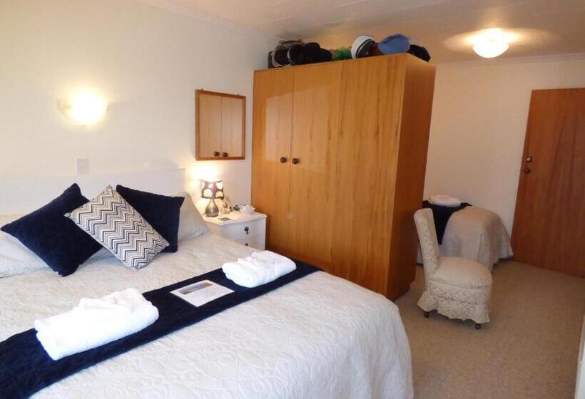 Трехместный Номер Стандарт Вид на Сад, Avarest Bed & Breakfast