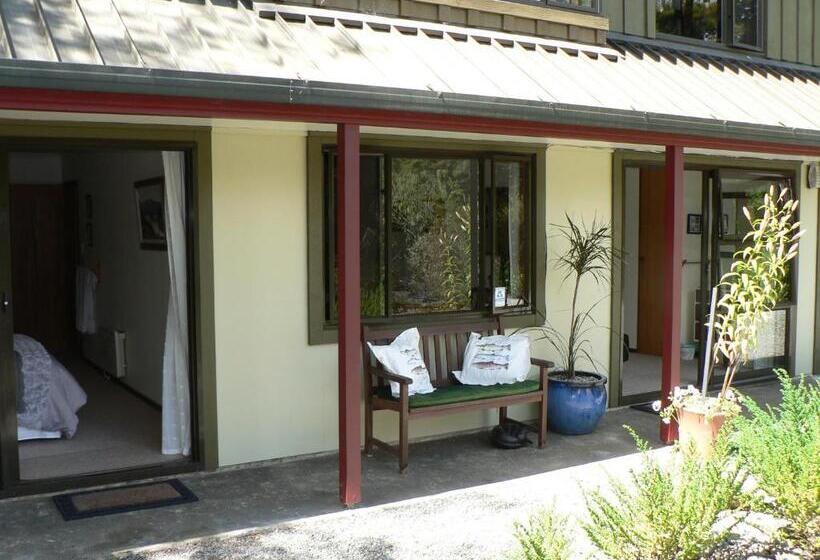 Трехместный Номер Стандарт Вид на Сад, Avarest Bed & Breakfast