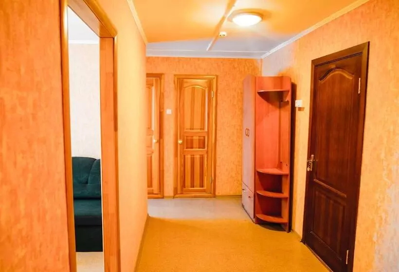 Habitación Triple Estándar, Algorithm