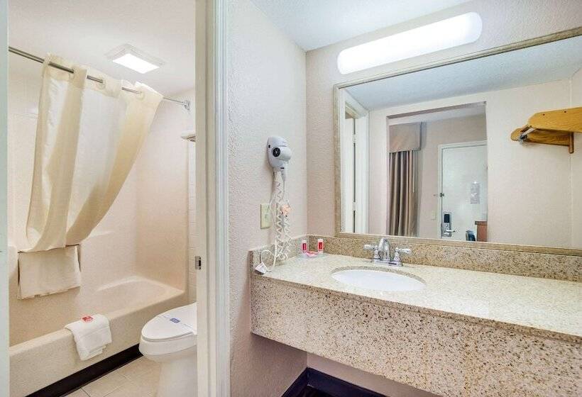 غرفه قياسيه سريرين مزدوجين, Econo Lodge