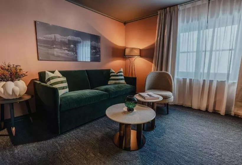 سوئیت جونیور با چشم‌انداز کوهستان, Funken Lodge