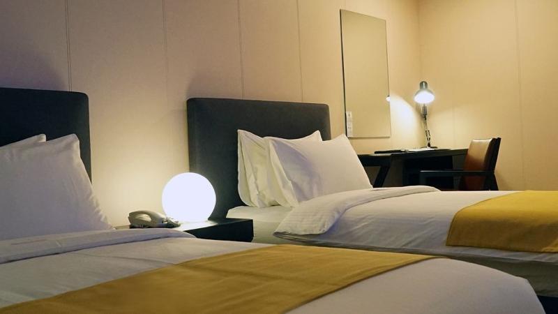 اتاق عادی, Green Sun