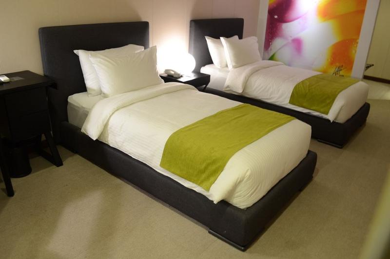 اتاق عادی, Green Sun