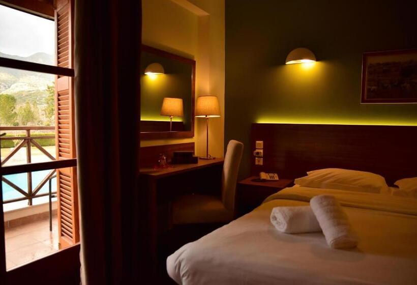 غرفة  كلاسيكية مطلة على حمام السباحة, Mont Helmos