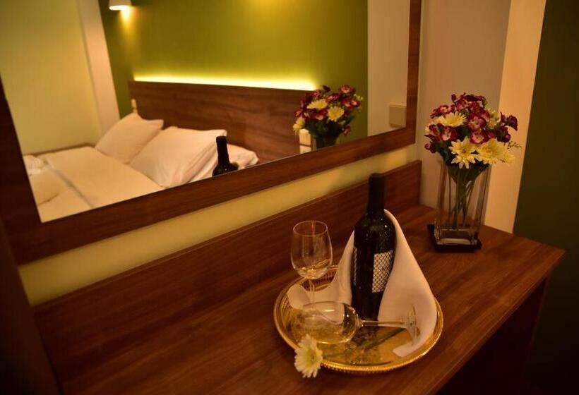 غرفة  كلاسيكية مطلة على حمام السباحة, Mont Helmos