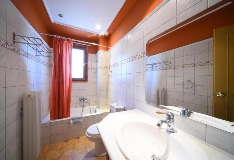 غرفة عائلية مطلّة علي حمام السباحة, Mont Helmos