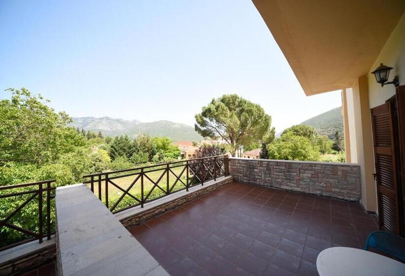 غرفة عائلية مطلّة علي حمام السباحة, Mont Helmos