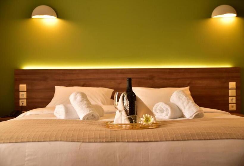 غرفة  كلاسيكية مطلة على حمام السباحة, Mont Helmos