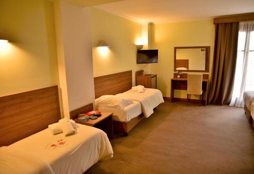 غرفة عائلية مطلّة علي حمام السباحة, Mont Helmos