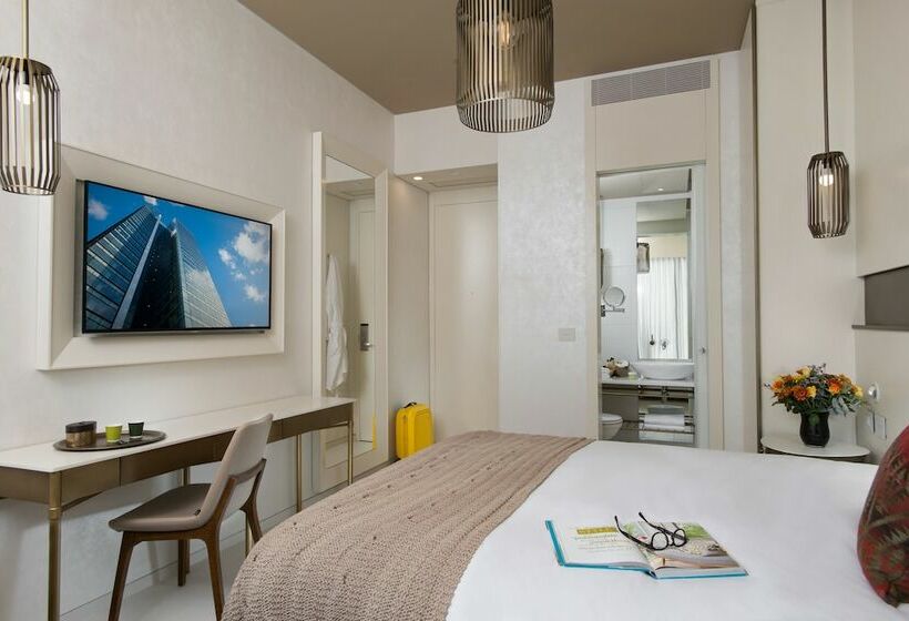 Deluxe Room, Rothschild 22