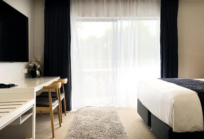 חדר סטודיו סטנדרד, The Sails Nelson