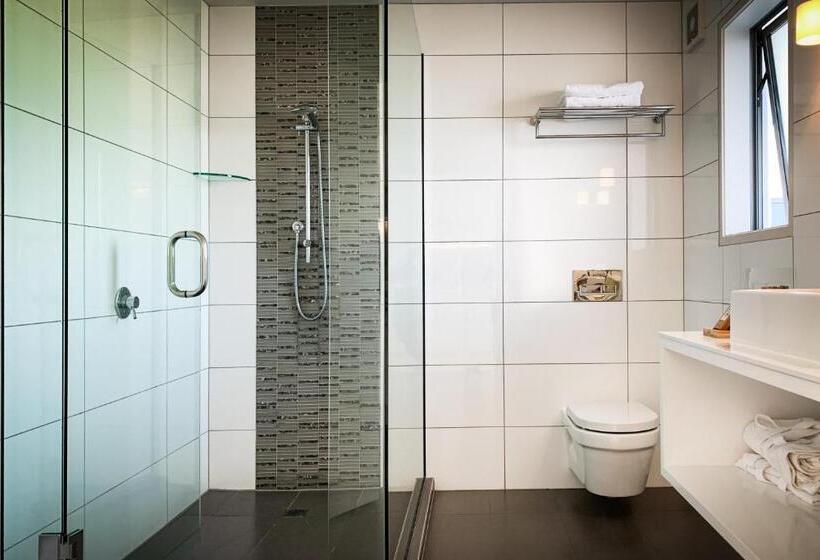 סוויטה אקזקיוטיב, The Sails Nelson