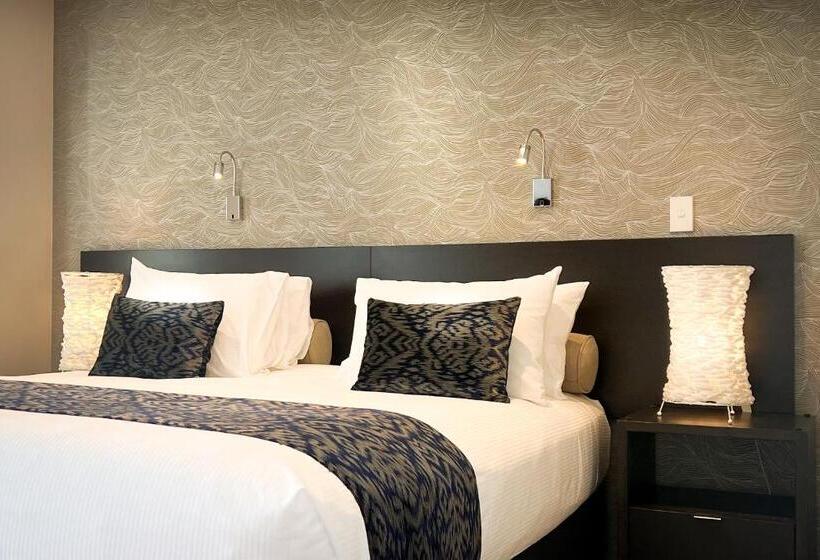 סוויטה אקזקיוטיב, The Sails Nelson