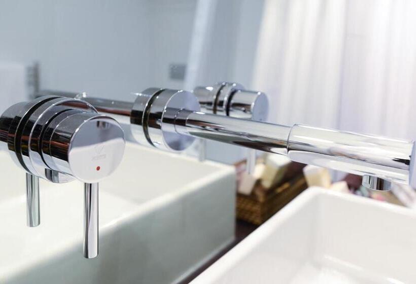 דירת חדר, The Sails Nelson