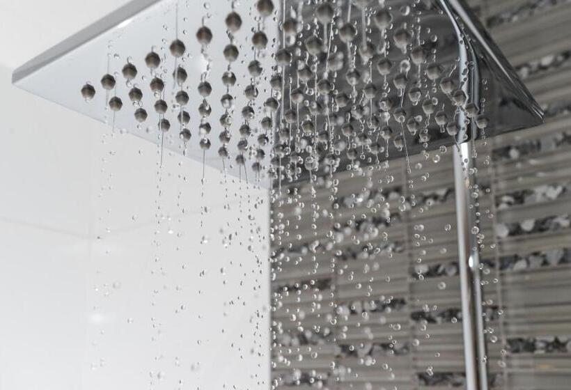 דירת חדר, The Sails Nelson