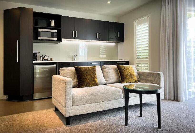 דירת חדר, The Sails Nelson