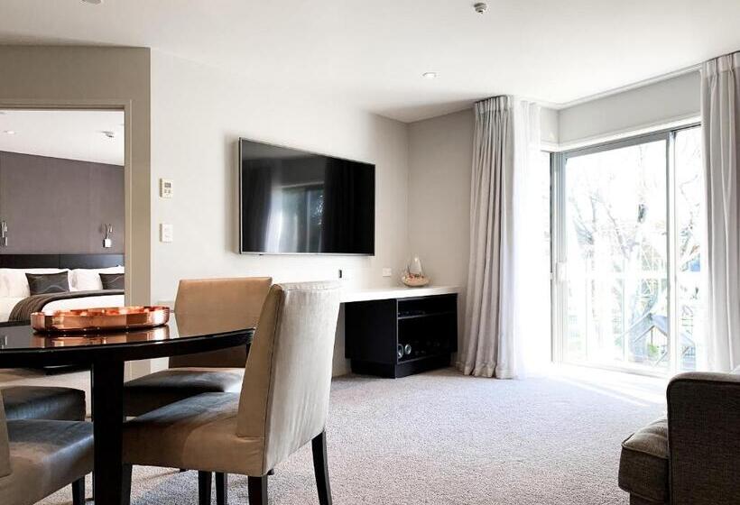 דירת חדר, The Sails Nelson