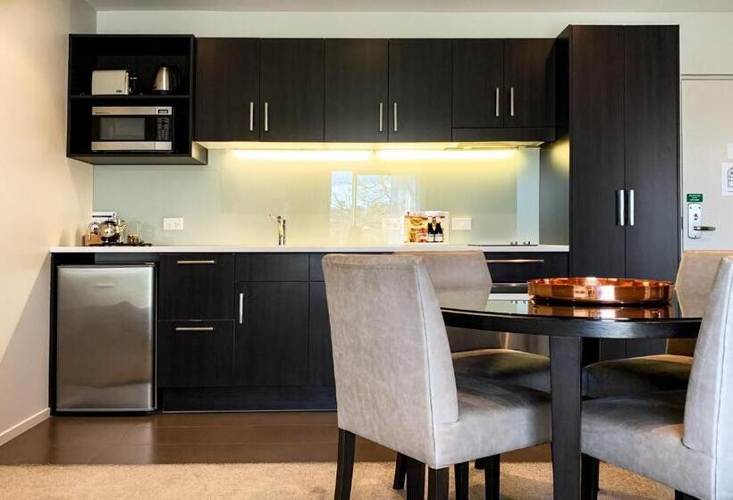 דירת חדר, The Sails Nelson