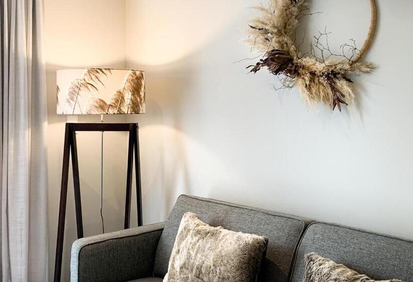 דירת חדר, The Sails Nelson