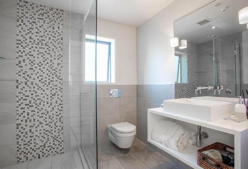 חדר סטודיו סטנדרד, The Sails Nelson