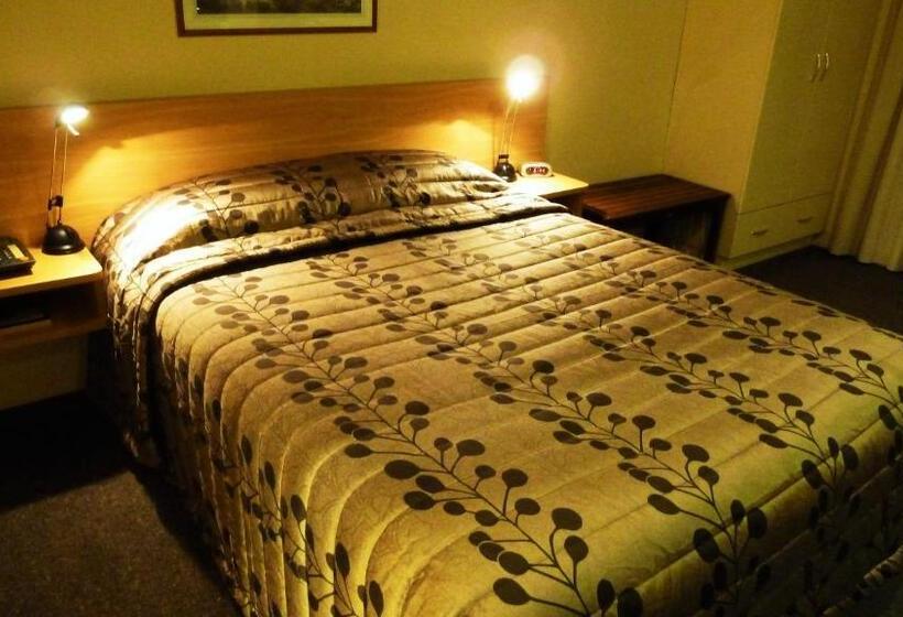 Студия Стандарт, Tudor Lodge Motel