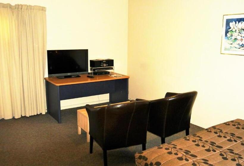 דירת חדר, Tudor Lodge Motel