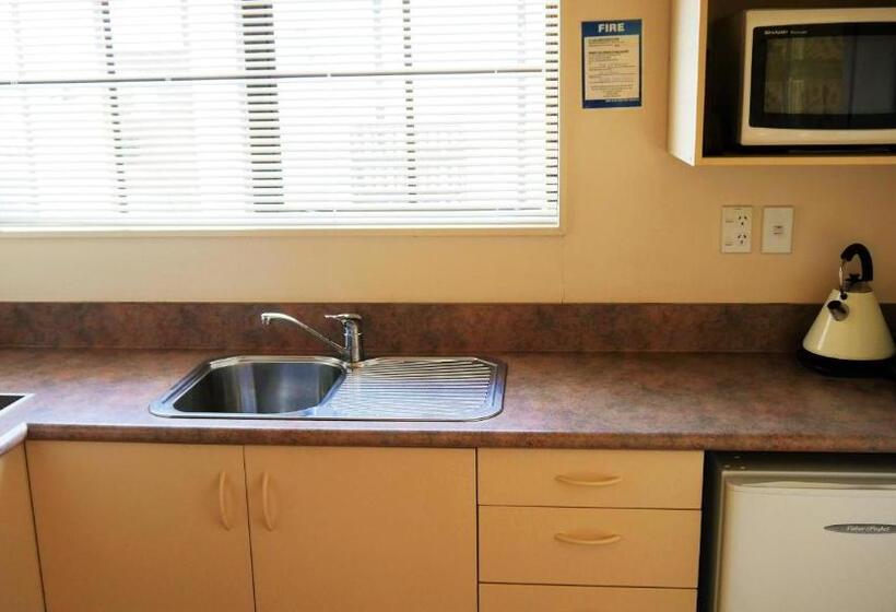 דירת חדר, Tudor Lodge Motel