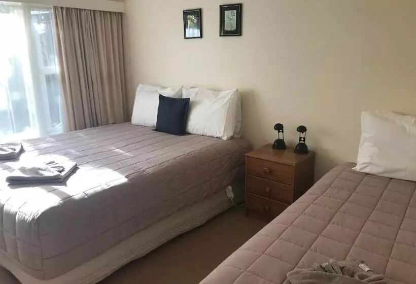 ３ベッドルームハウス, Tudor Lodge Motel