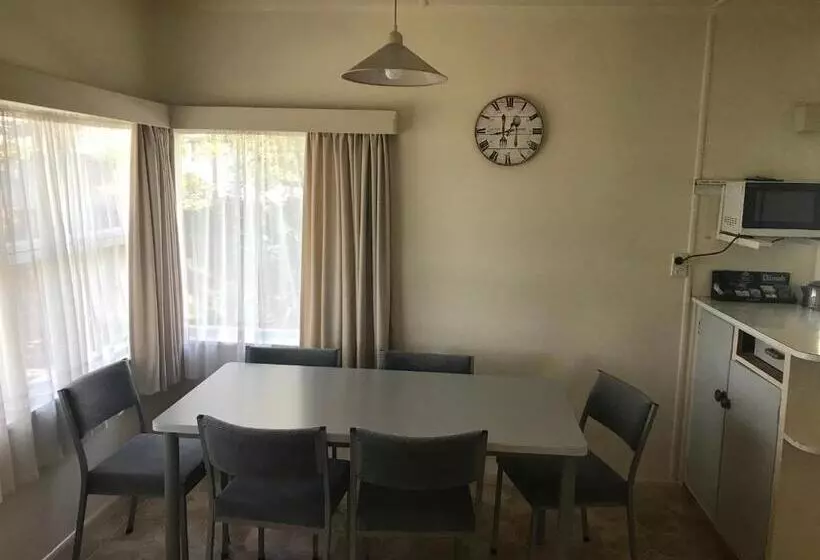 ３ベッドルームハウス, Tudor Lodge Motel