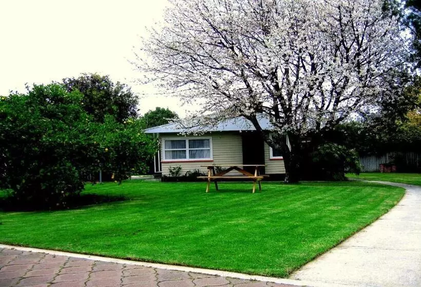 ３ベッドルームハウス, Tudor Lodge Motel