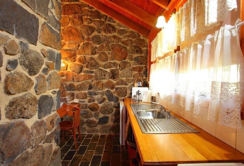 スタンダードスタジオ, Tuki Retreat