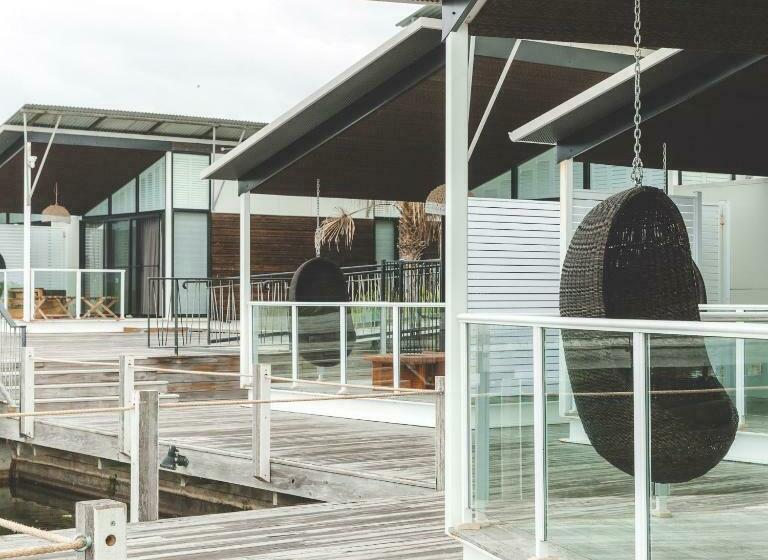 سوئیت با تخت بزرگ, Caves Coastal Bar & Bungalows