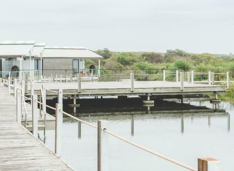 سوئیت با تخت بزرگ, Caves Coastal Bar & Bungalows