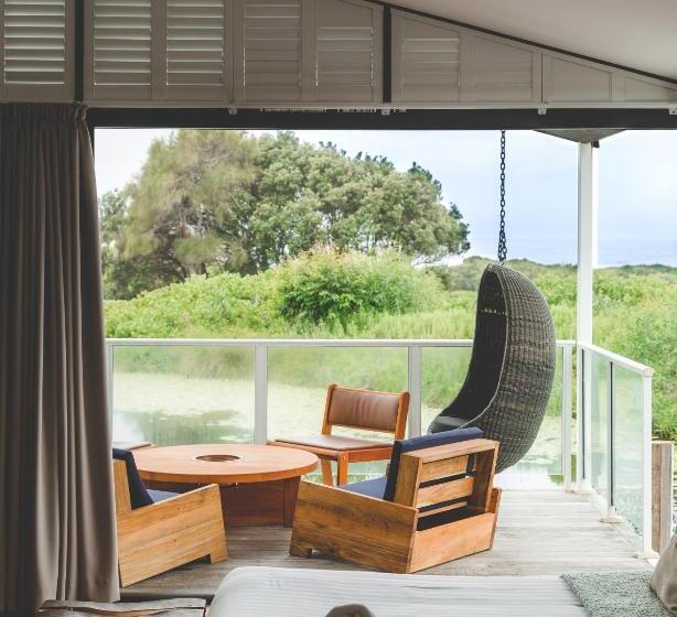 سوئیت با تخت بزرگ, Caves Coastal Bar & Bungalows