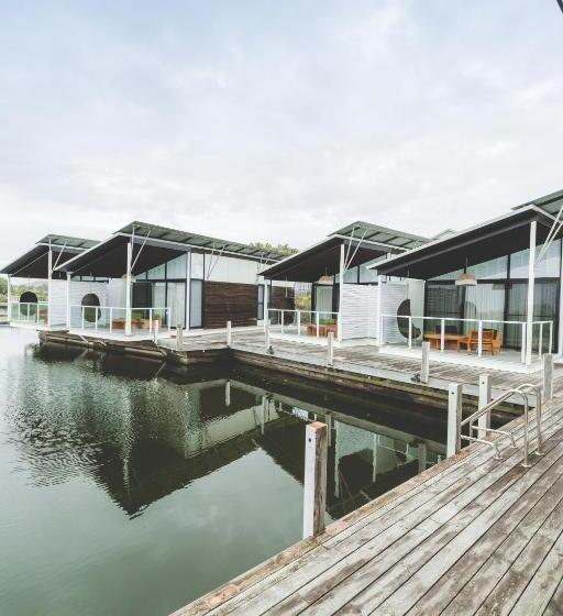 سوئیت با تخت بزرگ, Caves Coastal Bar & Bungalows