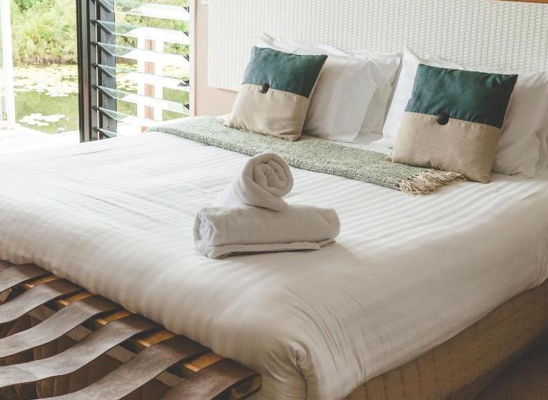 سوئیت با تخت بزرگ, Caves Coastal Bar & Bungalows